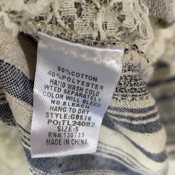 Umgee bell flutter sleeve top with lace accent, S - Picture 3 of 9